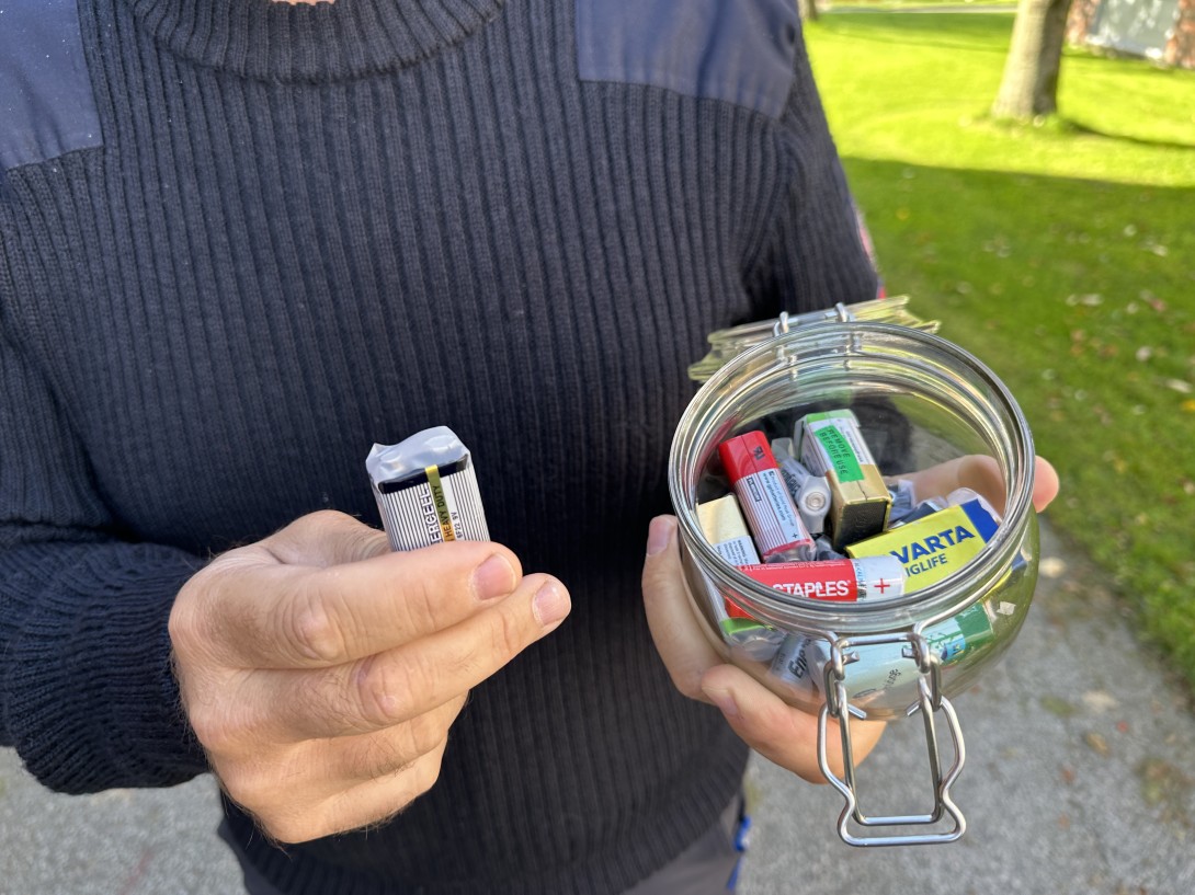 Det er lurt å sette en bit med teip på batteriene, som vist på dette bildet.