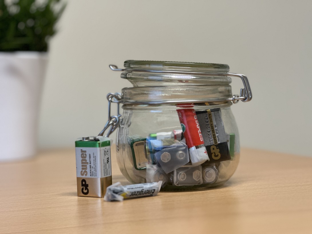 Hjemme bør man sette en bit med teip på batteriene og oppbevare dem i en liten eske eller i et syltetøyglass. Da er det enkelt å ta batteriene med seg når man for eksempel skal handle. 