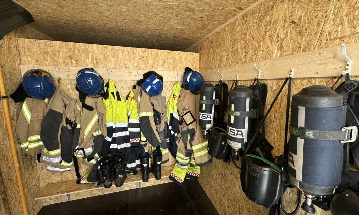 I en container plassert på beredskapskaia i Lillesand finnes alt mannskapene trenger for å rykke ut til en eventuell brann på Ågerøya, eller andre områder i skjærgården. 